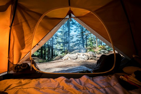 Quels équipements choisir pour un camping en région montagneuse durant la saison des pluies?